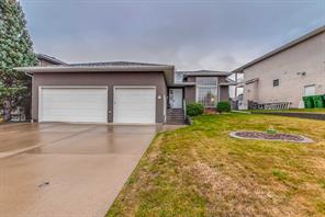 15 Parish Way NE, Medicine Hat