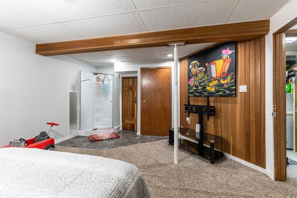 8 Calder Bay SE