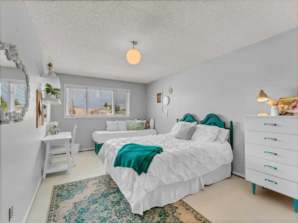 13 Calder Green SE