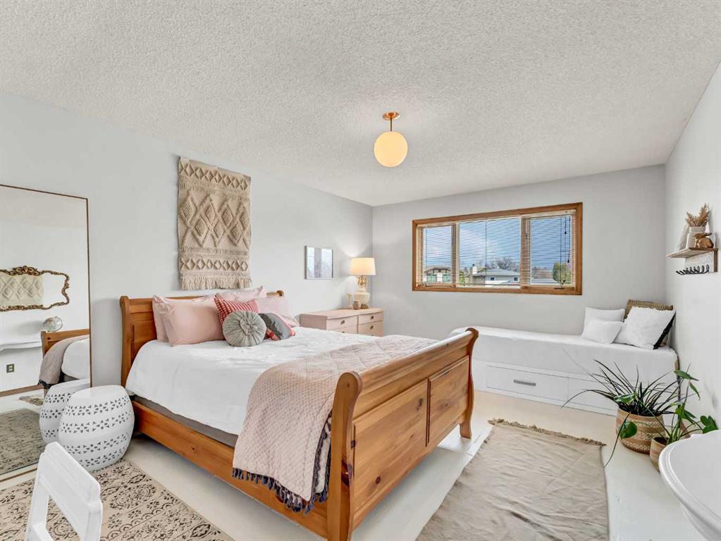 13 Calder Green SE