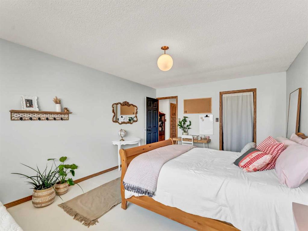 13 Calder Green SE