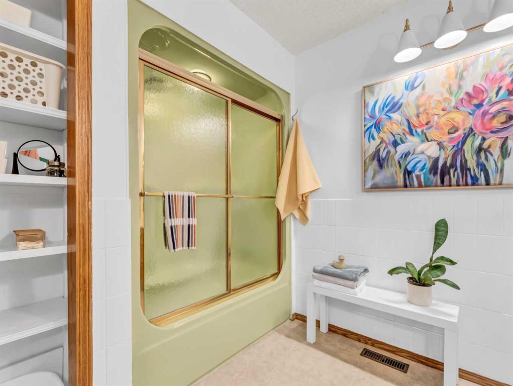 13 Calder Green SE