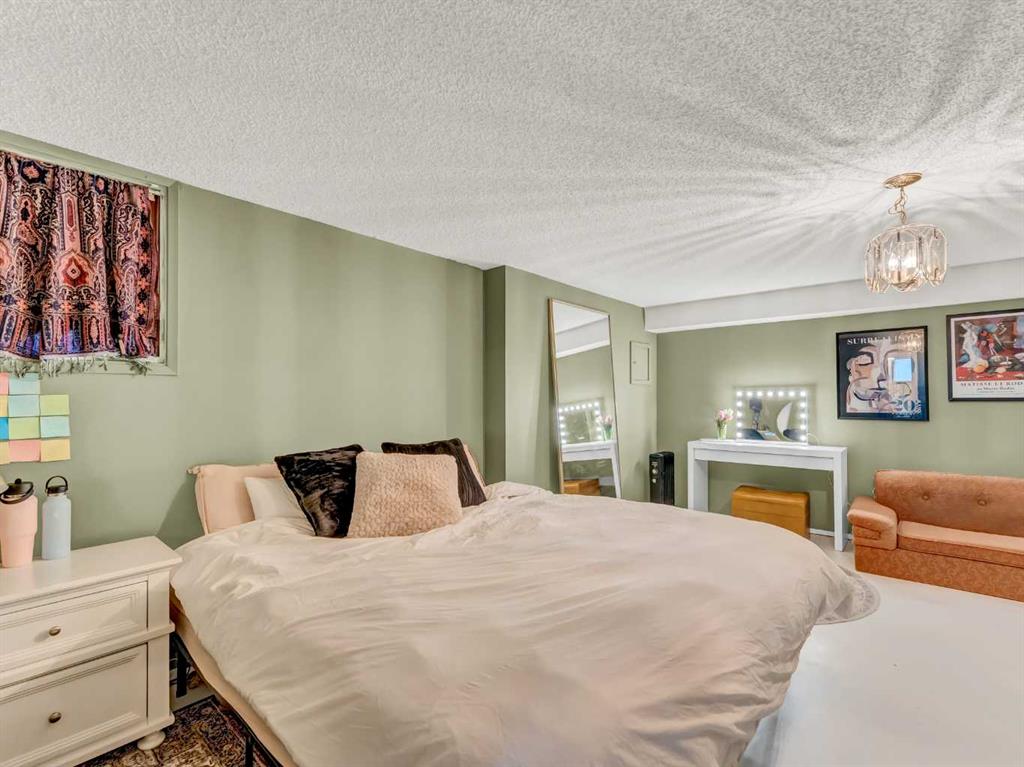 13 Calder Green SE