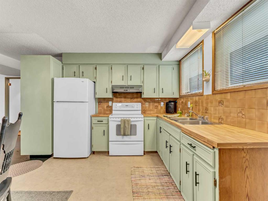 13 Calder Green SE