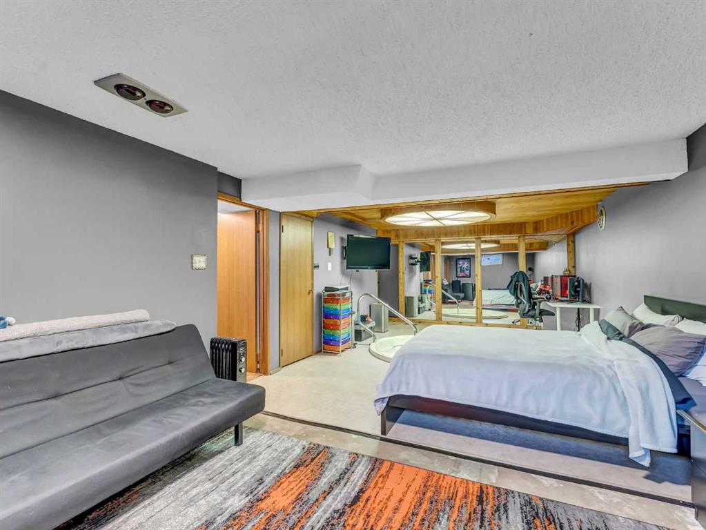 13 Calder Green SE