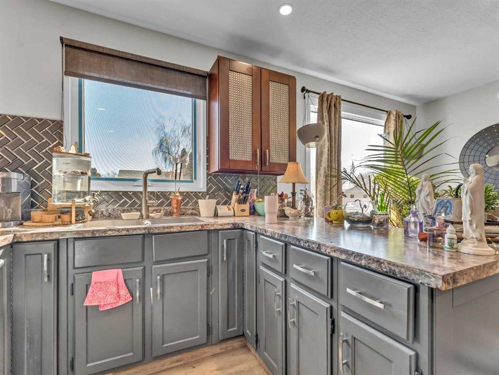 306 Ross Glen Drive SE