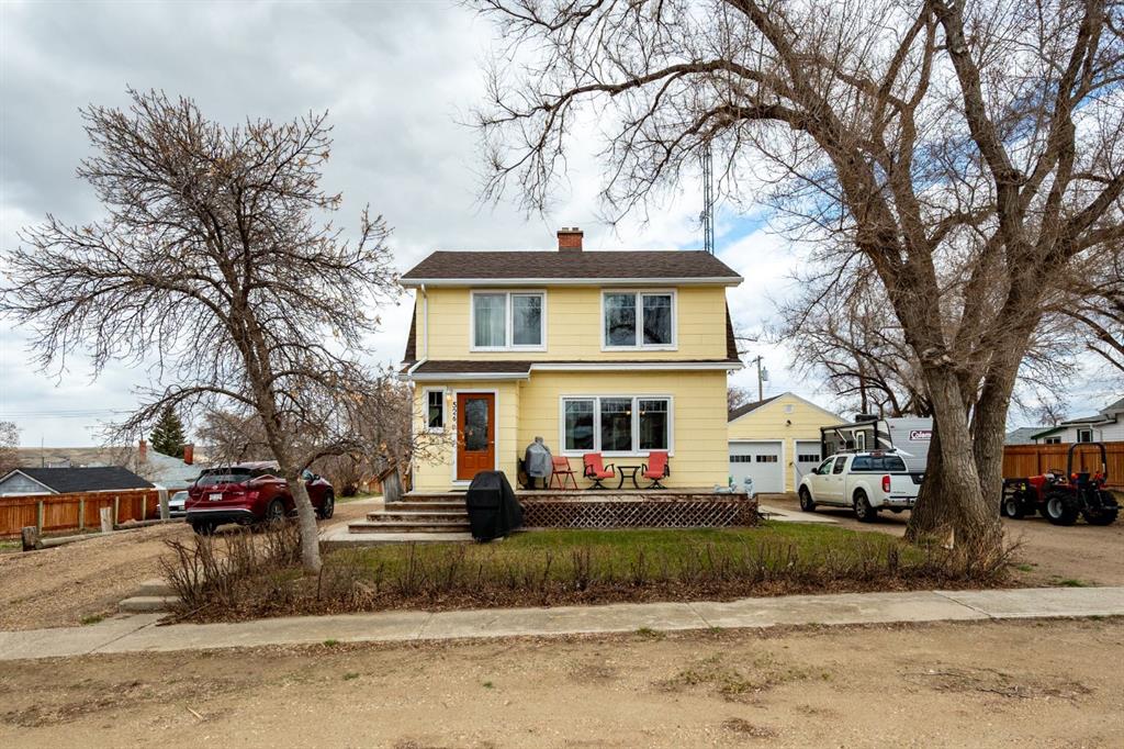 526 1 Street W, Empress