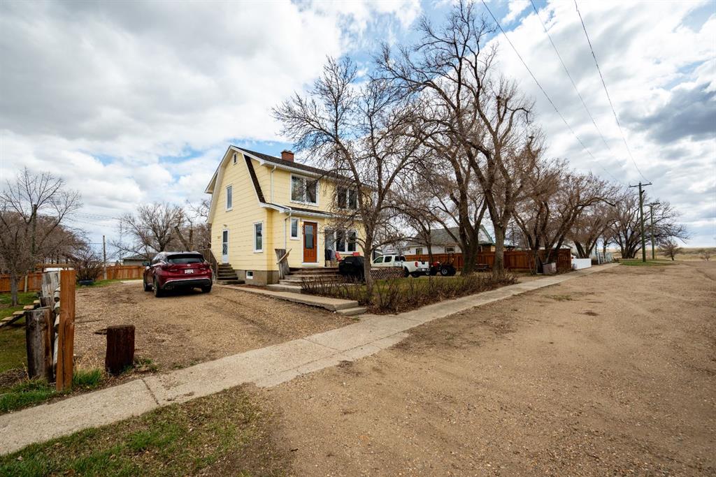 526 1 Street W