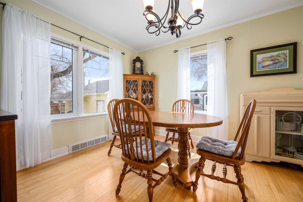 526 1 Street W