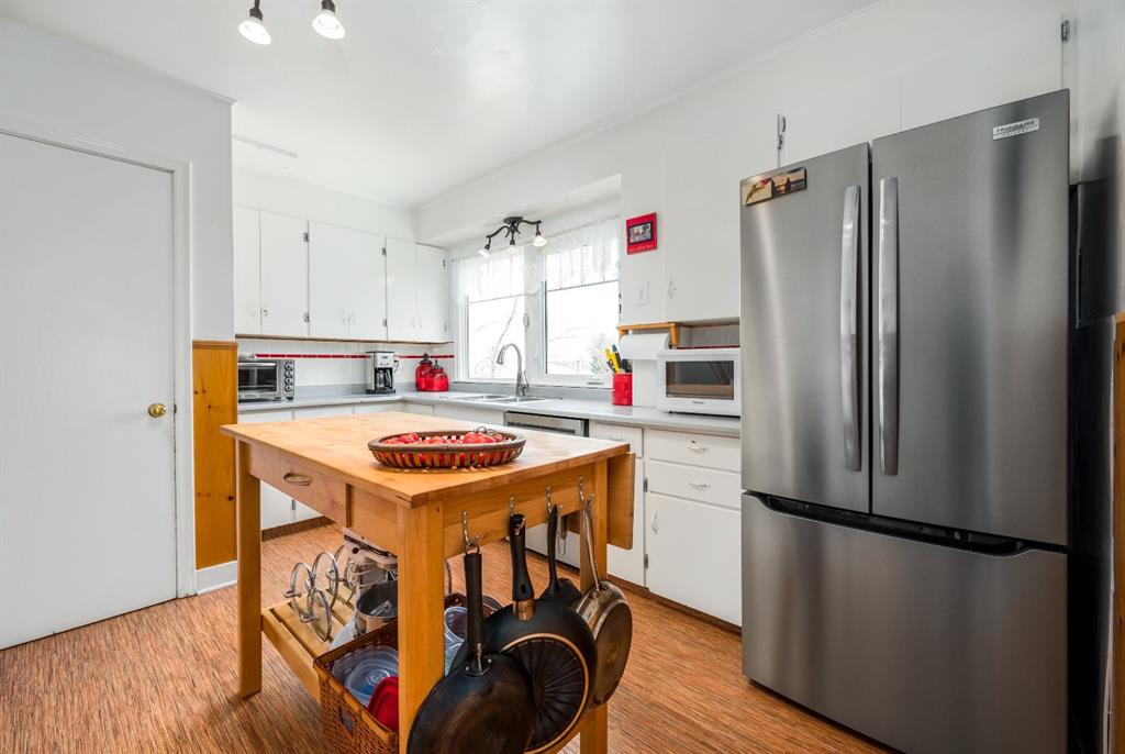 526 1 Street W