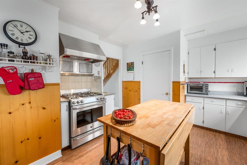 526 1 Street W