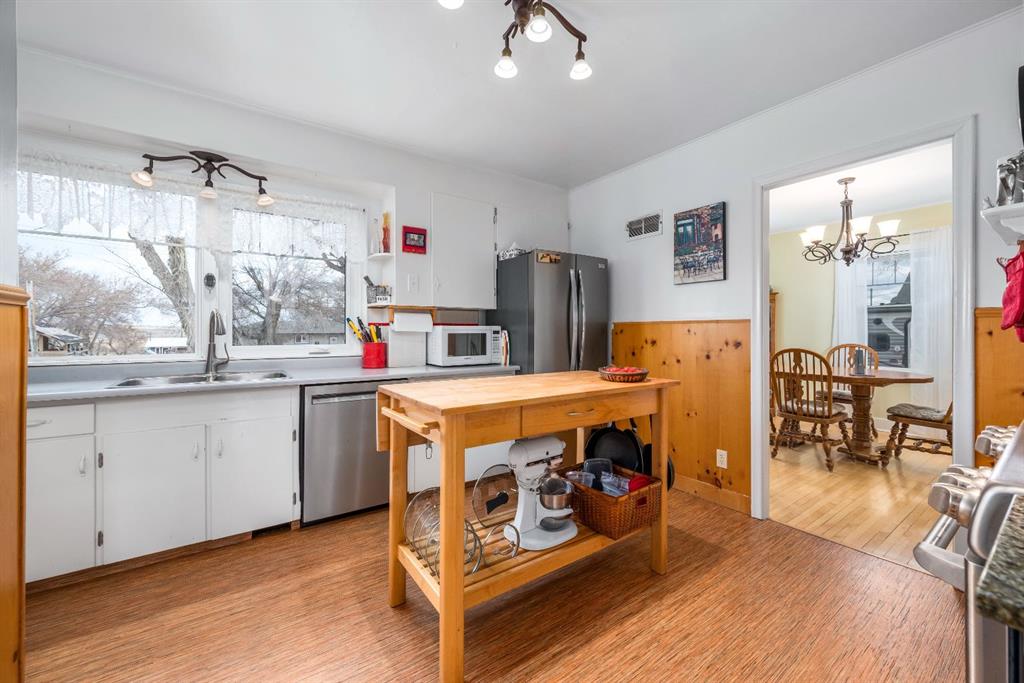 526 1 Street W