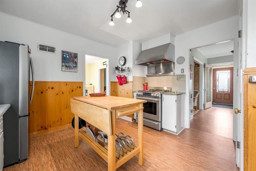 526 1 Street W