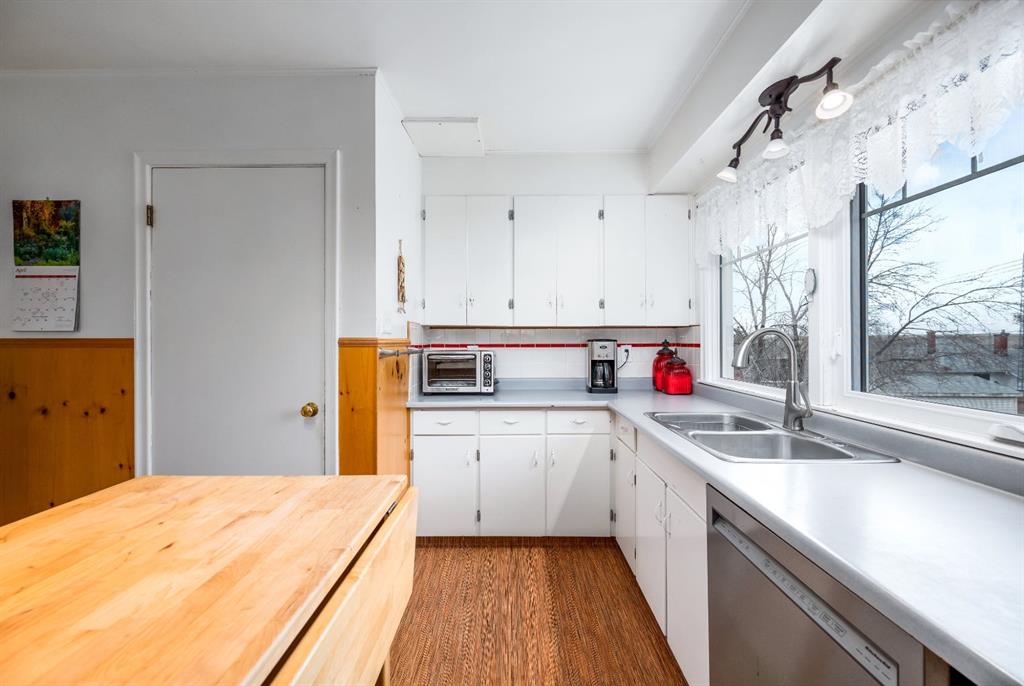 526 1 Street W