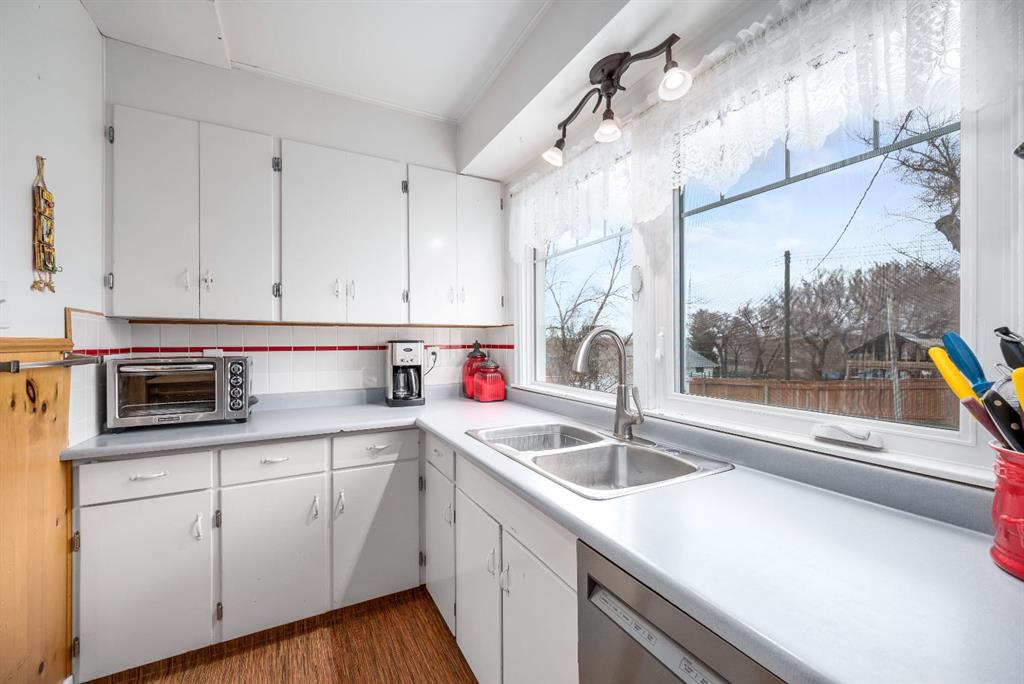 526 1 Street W