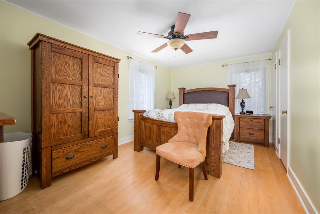 526 1 Street W