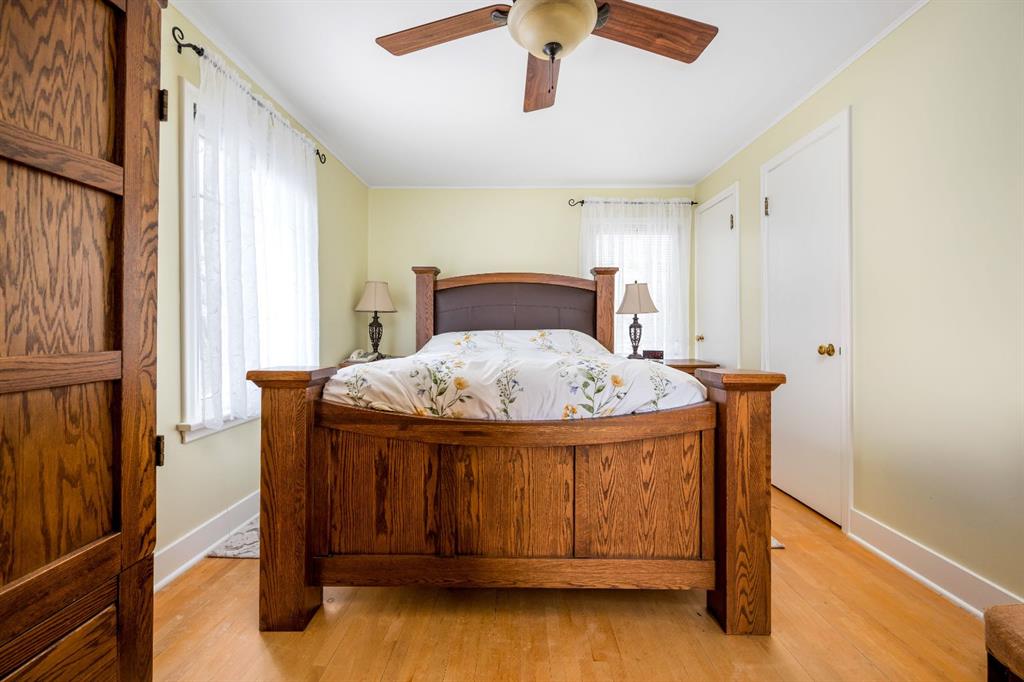 526 1 Street W