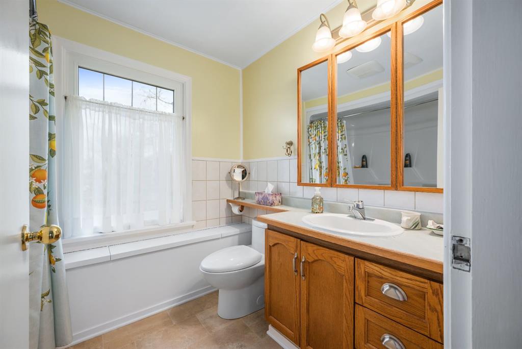 526 1 Street W