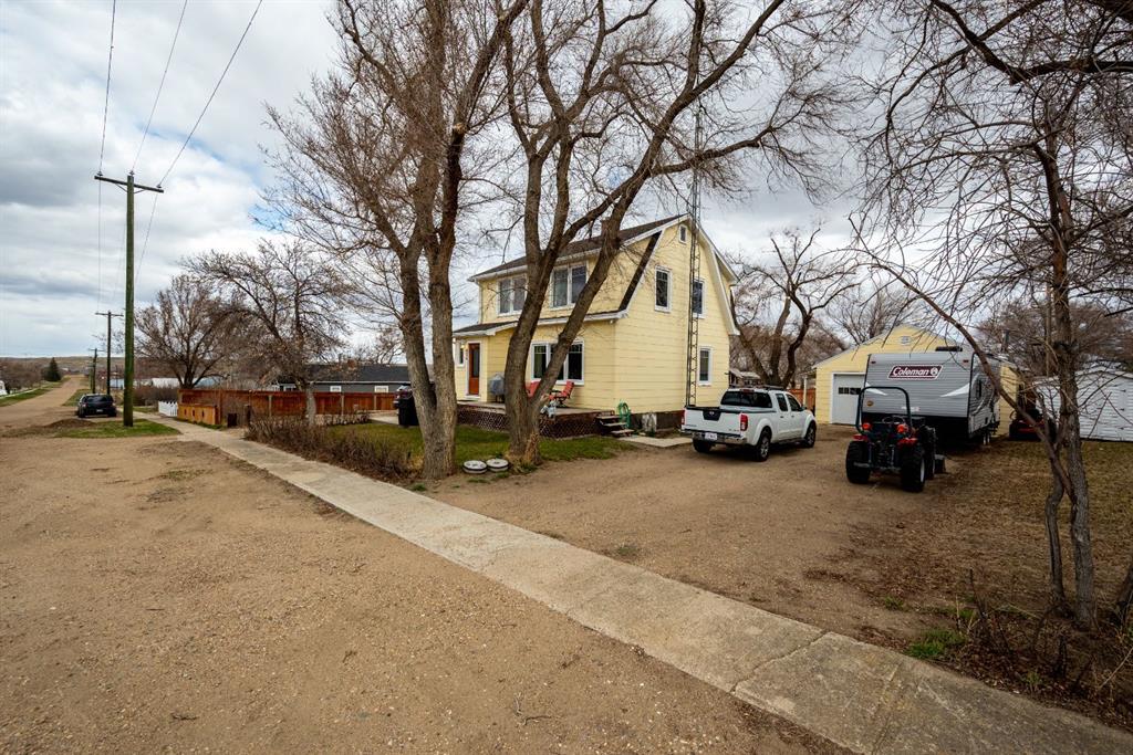 526 1 Street W