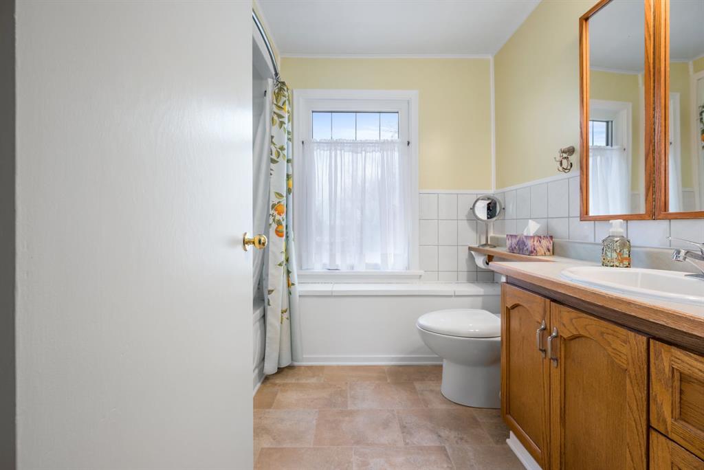 526 1 Street W