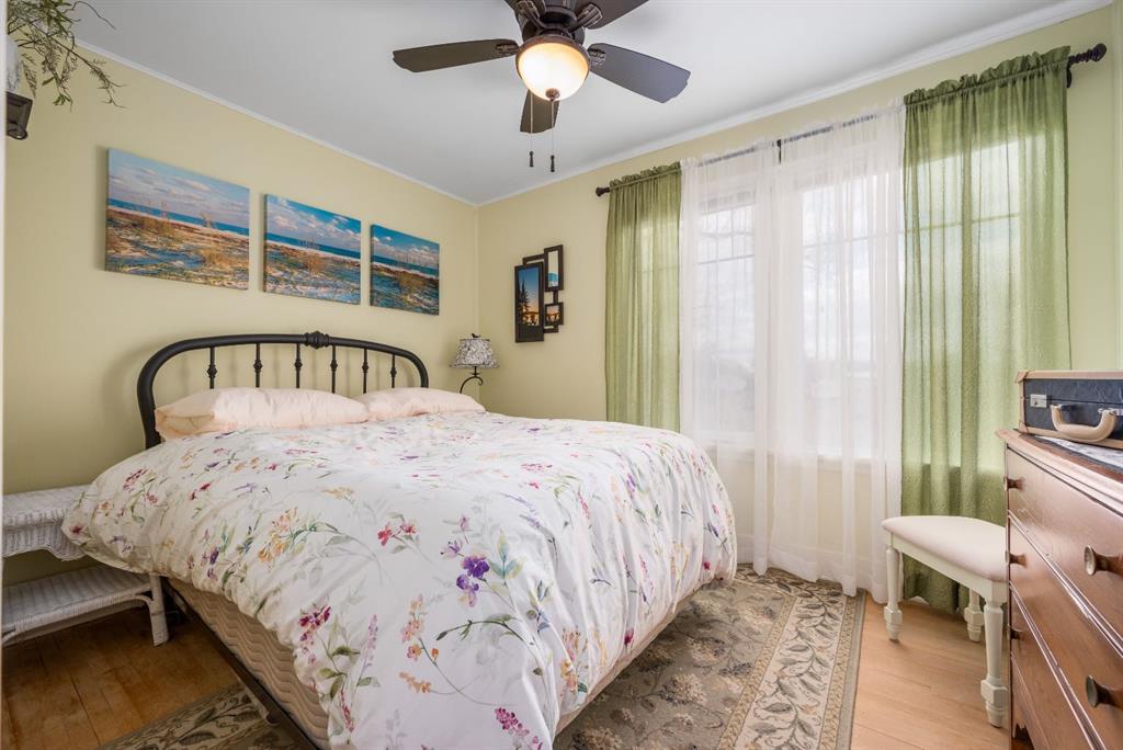 526 1 Street W
