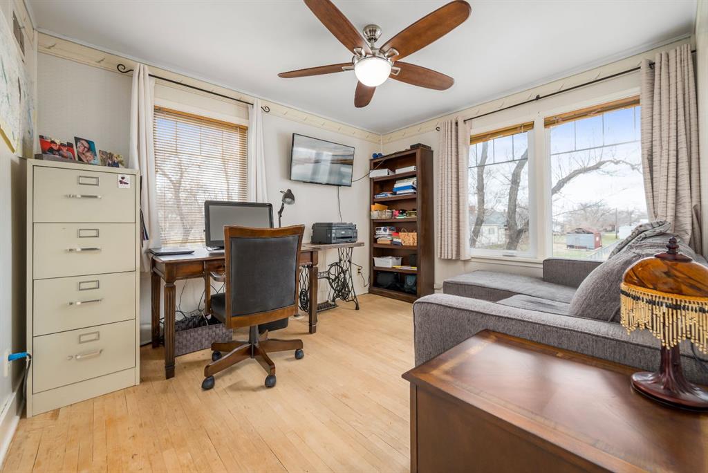 526 1 Street W