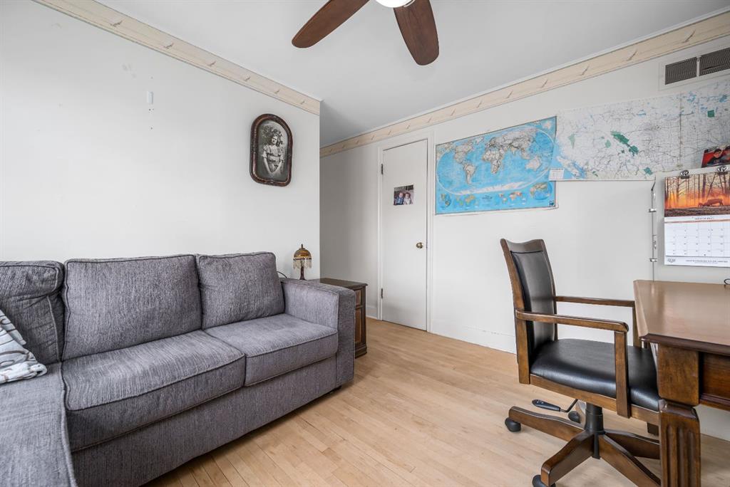 526 1 Street W