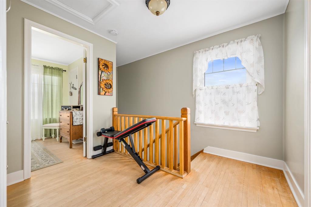 526 1 Street W