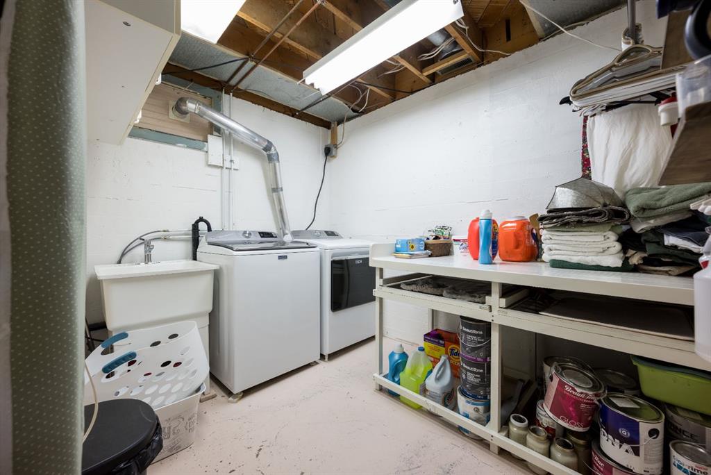 526 1 Street W