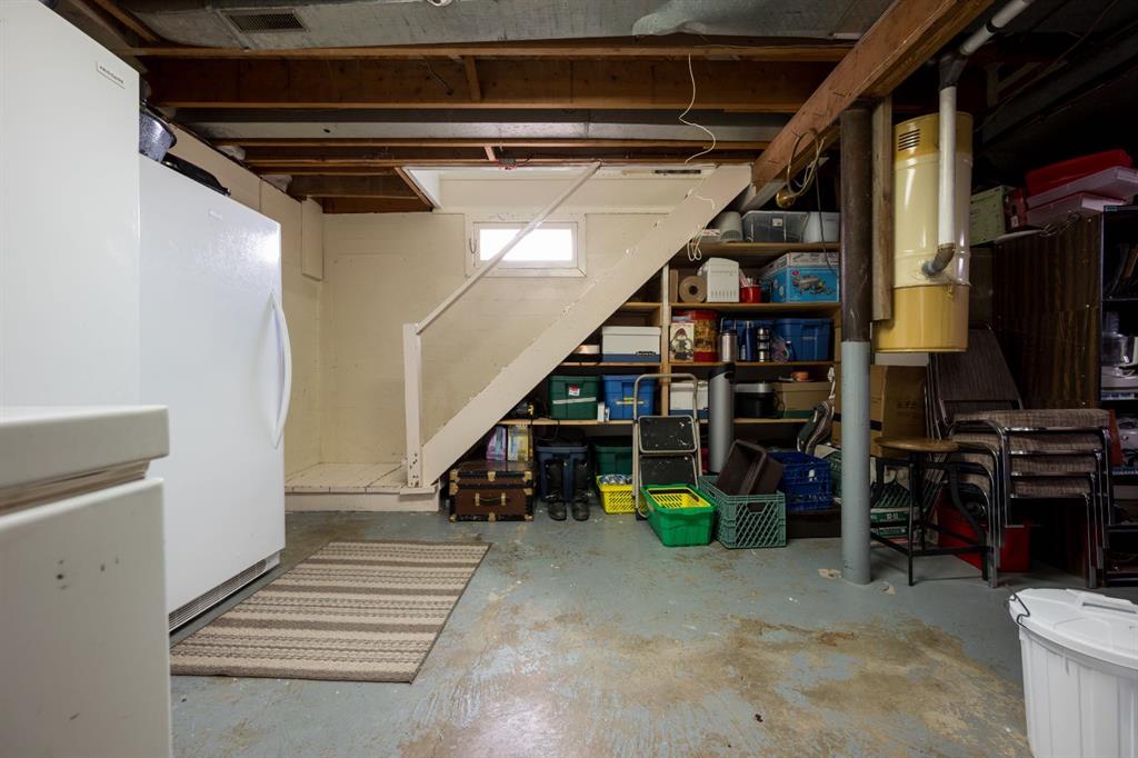 526 1 Street W
