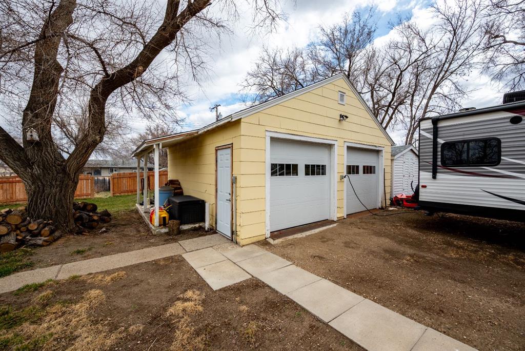 526 1 Street W