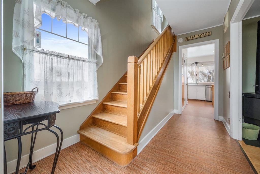 526 1 Street W