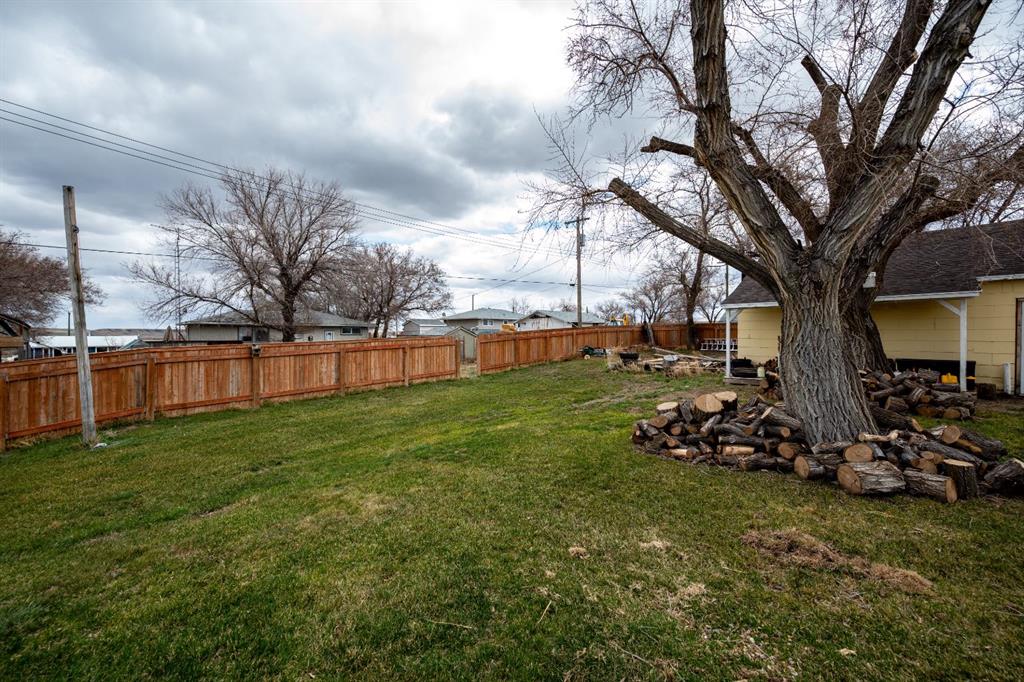 526 1 Street W