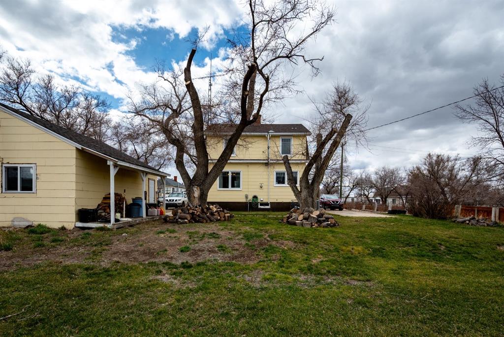 526 1 Street W