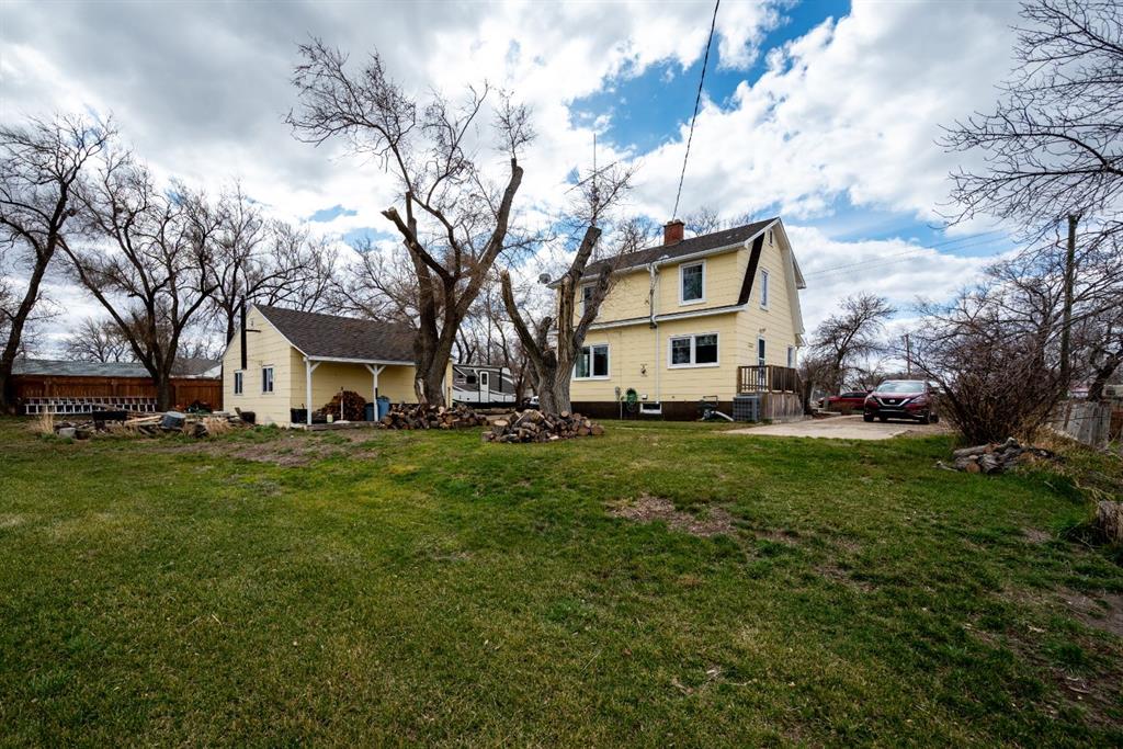 526 1 Street W