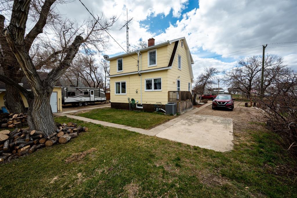 526 1 Street W