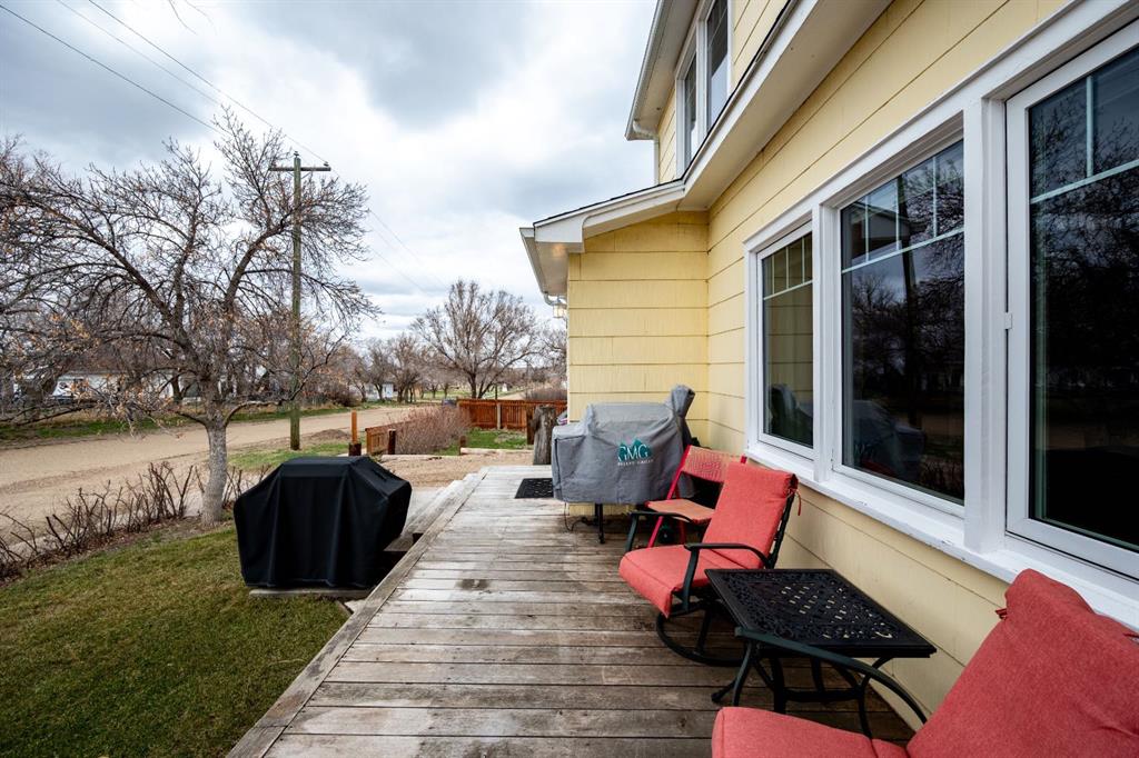 526 1 Street W