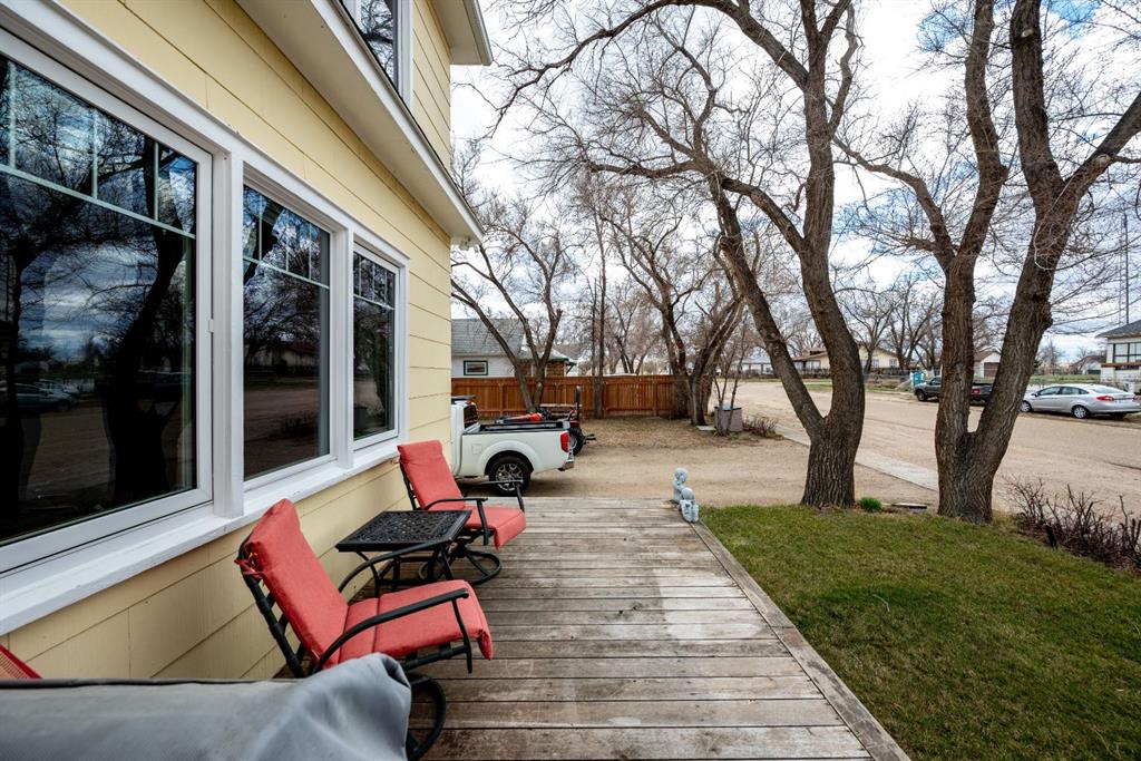 526 1 Street W