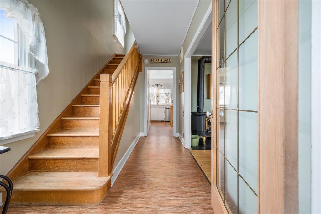 526 1 Street W