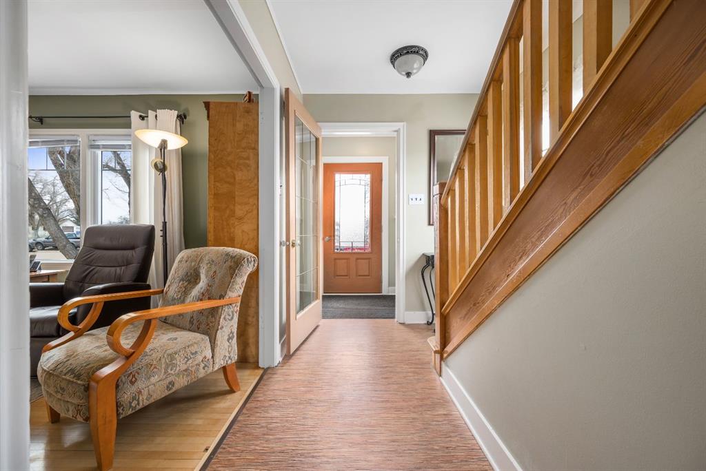 526 1 Street W