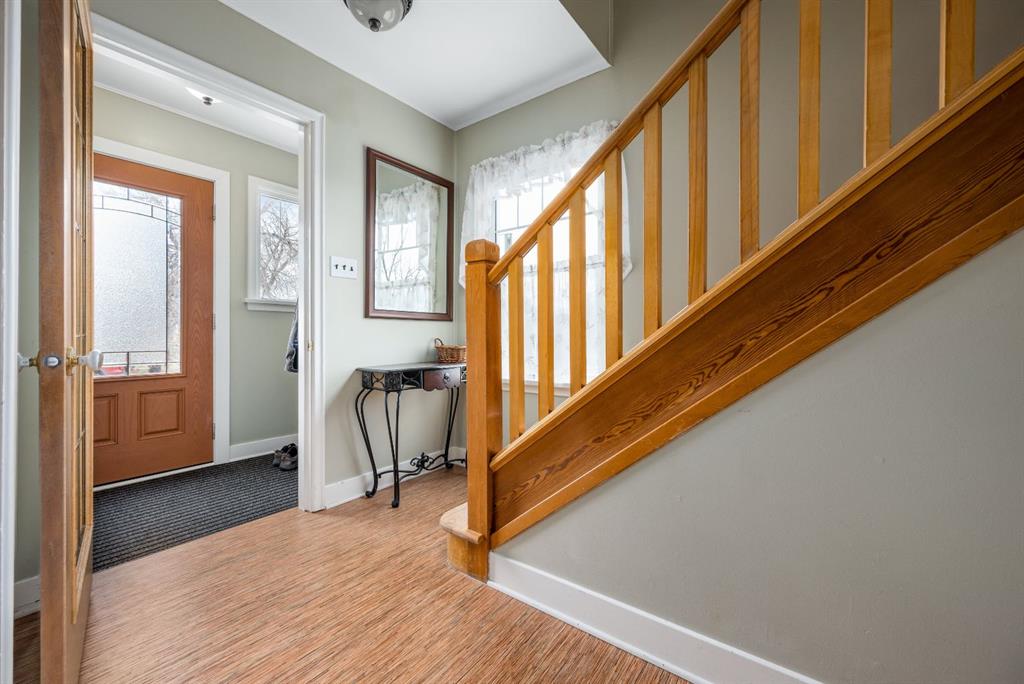 526 1 Street W