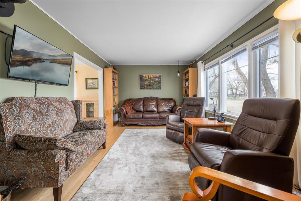 526 1 Street W