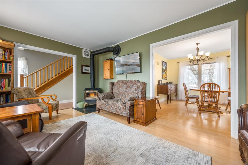 526 1 Street W