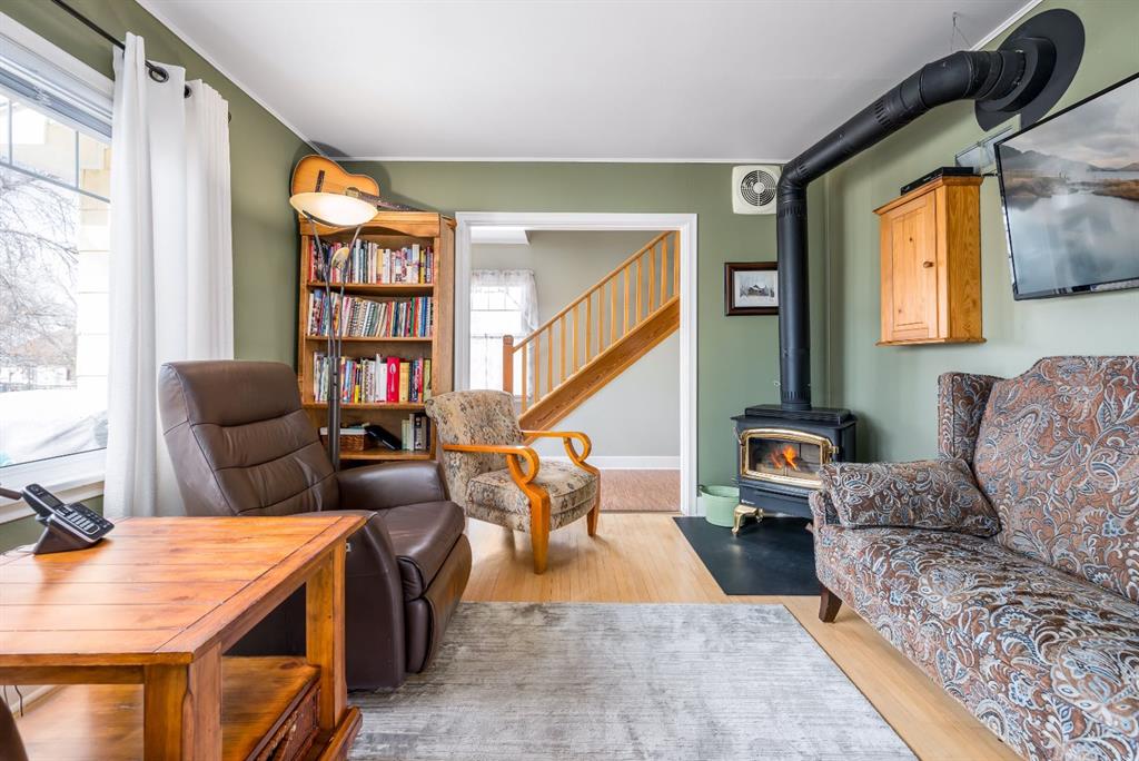 526 1 Street W